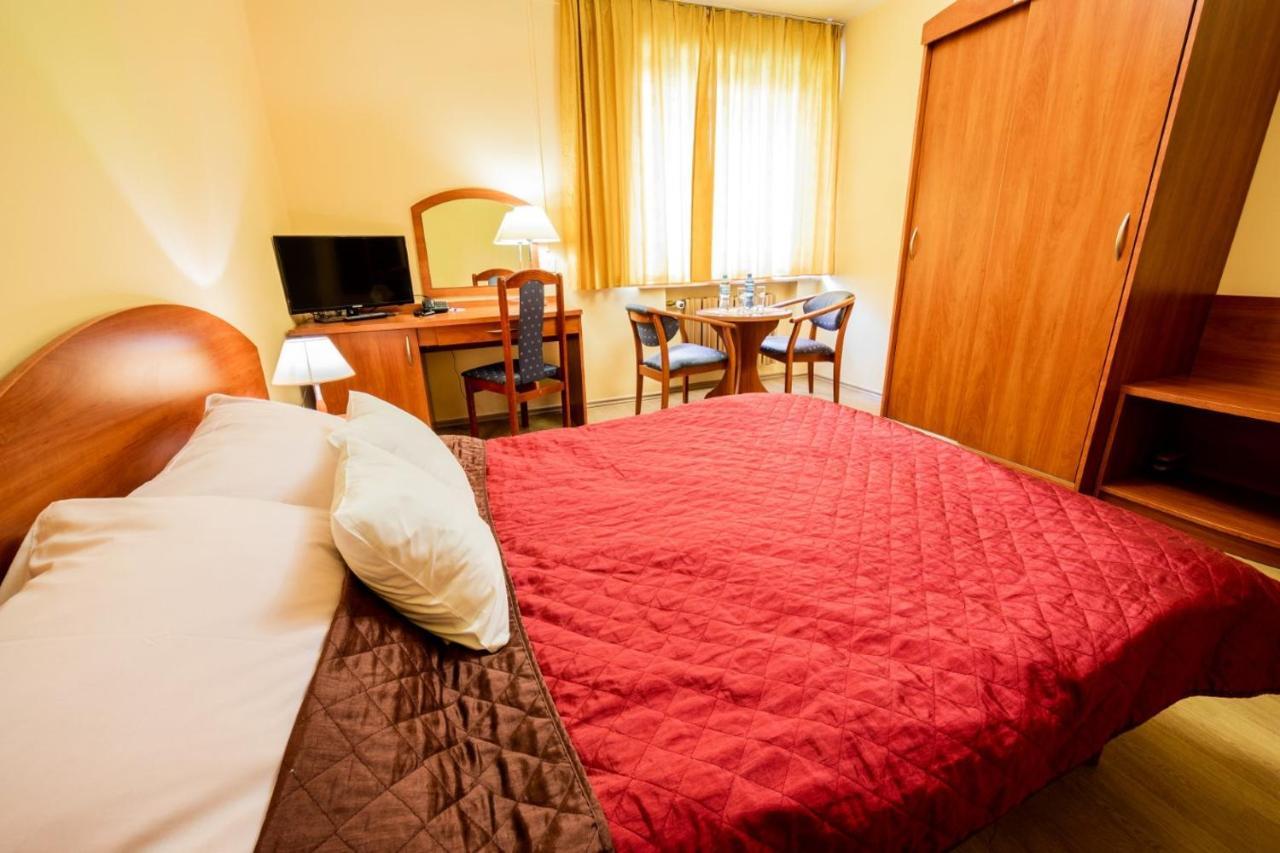 Hotel Wald Варшава Экстерьер фото